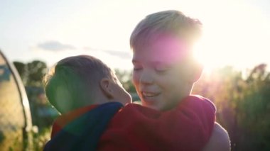 Şefkatle sarılma ve öpüşme büyük kardeşi küçük bebek. çocuk küçük kardeşi sarılma