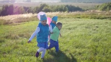 Mutlu çocuk çalışır balonlar ile parkta elele