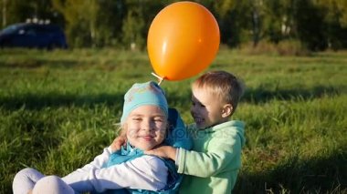 Mutlu çocuklar parkta oynarken. Balon. Kahkaha ve çocukların gülümsüyor