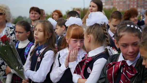 NOVOSIBIRSK, RÚSSIA - 1 de setembro de 2017: As crianças vão à escola nos primeiros dias do ano letivo. Setembro 1 início do ano letivo — Vídeo de Stock