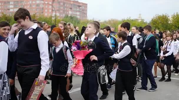 Νοβοσιμπίρσκ, Ρωσική Ομοσπονδία-1 Σεπτεμβρίου 2017: τα παιδιά πηγαίνουν στο σχολείο κατά τις πρώτες ημέρες της σχολικής χρονιάς. 1η Σεπτεμβρίου αρχή της σχολικής χρονιάς — Αρχείο Βίντεο