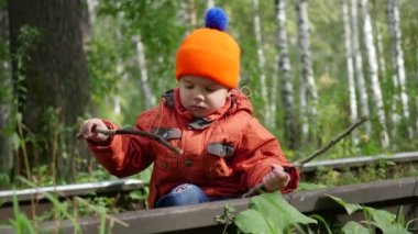 Yalnız çocuk demiryolu üzerinde oynama. Tehlikeli Oyunlar ve eğlence