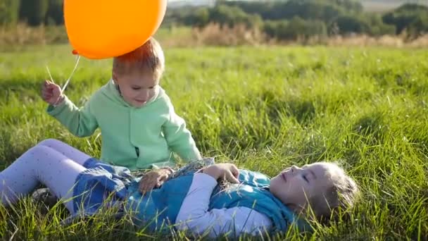 Boldog gyerekek a parkban játszó. Léggömb. A nevetés és mosoly a gyermekek — Stock videók