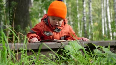 Yalnız çocuk demiryolu üzerinde oynama. Tehlikeli Oyunlar ve eğlence
