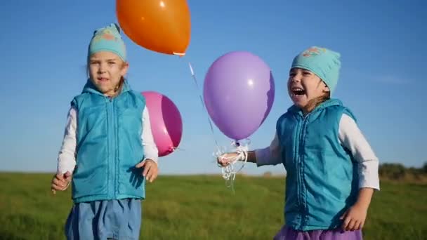 Gelukkige kinderen springen, lachen en glimlachen in het Park. Leuk buiten — Stockvideo