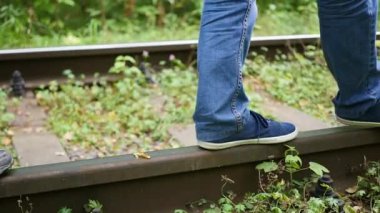 Portre. Tren rayları üzerinde bacaklarım. Demiryolu üzerinde dolaşan adam