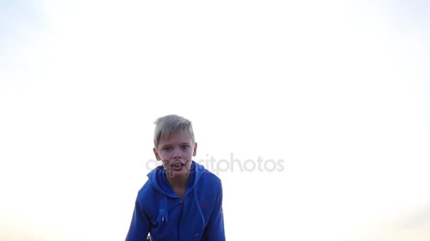 Teenager high jumps on background of sky. Walks in the fresh air — Stock Video