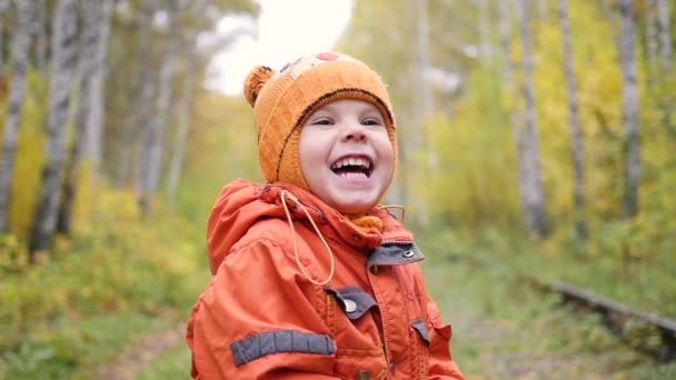 Kind in het najaar van Park plezier spelen en lachen, wandelen in de frisse lucht. Een prachtige schilderachtige plek — Stockvideo