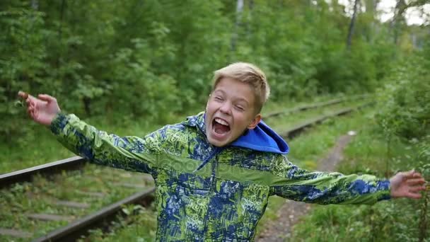 Tenåringsdansen og tøyset rundt i parken – stockvideo