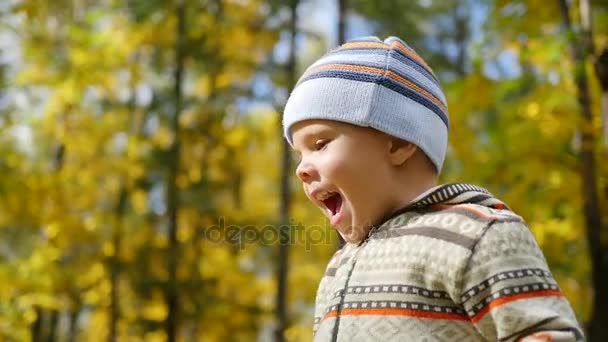 Enfant à l'automne Parc s'amuser à jouer et rire, marcher dans l'air frais 