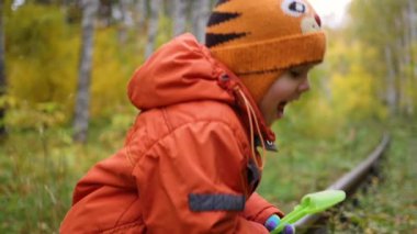 Sonbaharda çocuk Park oynamak ve gülmek, temiz havada yürüyüş eğleniyor