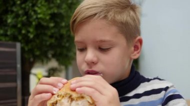 çörek tavuk, peynir ve Yeşiller ile bir fast food restoran yemek çocuk