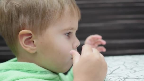 El niño come papas fritas en primer plano de comida rápida — Vídeo de stock