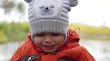 Çocuk oynamak ve gülmek, gölet yakınındaki Park sonbaharda temiz havada yürür. Çok güzel manzaralı bir yer