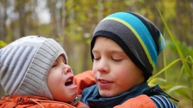 Erkek kardeşi ağlayarak ve kollarımda gözaltında sarılma