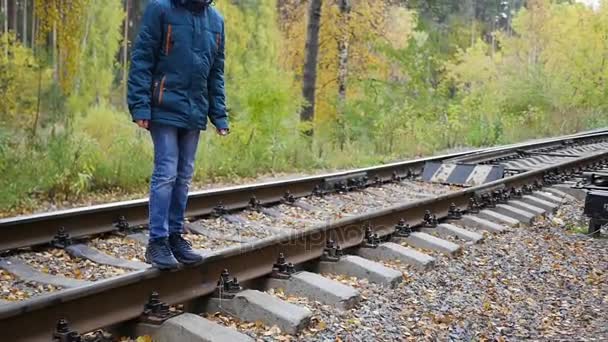 Teenager spielen auf der Eisenbahn. Gefährliches Spiel. — Stockvideo