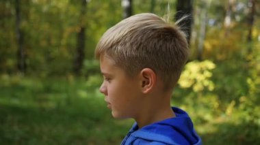 güzel bir çocuk sokakta parkta yürüyorduk. Açık hava etkinlikleri