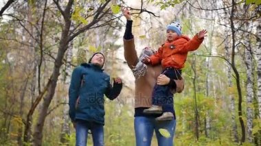 Sonbahar Park sarı atar çocuklarda kızla bırakır. Gülerek ve gülümseyerek mutlu bir aile