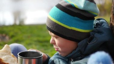 Çim ve İçecek sıcak çay üzerinde oturan sonbahar Park adam, temiz havada yürüyüş. Portre