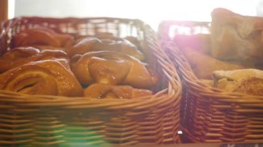 Mağaza vitrin üzerinde bir sepet içinde taze hamur işleri. Güneş ışınları ile hamur işleri