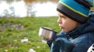 Çim ve İçecek sıcak çay üzerinde oturan sonbahar Park adam, temiz havada yürüyüş. Portre