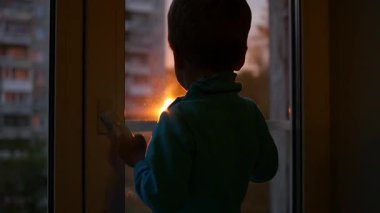 bir alt pencere ve güneş pencereden dışarı bakarak üzerinde duruyor. Günbatımı