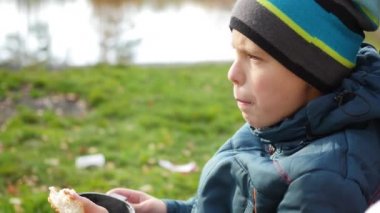 Çim ve İçecek sıcak çay üzerinde oturan sonbahar Park adam, temiz havada yürüyüş. Portre