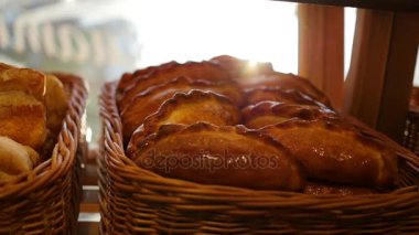 Mağaza vitrin üzerinde bir sepet içinde taze hamur işleri. Güneş ışınları ile hamur işleri