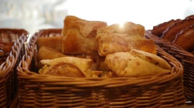 Mağaza vitrin üzerinde bir sepet içinde taze hamur işleri. Güneş ışınları ile hamur işleri