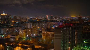 Gece şehir ışıkları. Yükseklikleri drone ile çekim
