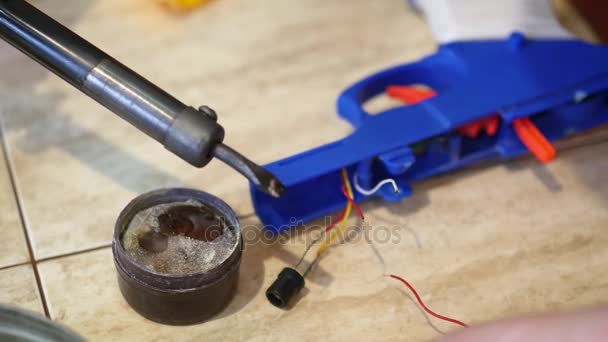 Mannenhand close-up soldeer 2 draden. Reparatie van elektrische apparaten, Soldeer tin — Stockvideo