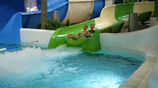 NOVOSIBIRSK, RÚSSIA - Novembro 02,2017: A família relaxa e se diverte no parque aquático nos passeios — Vídeo de Stock