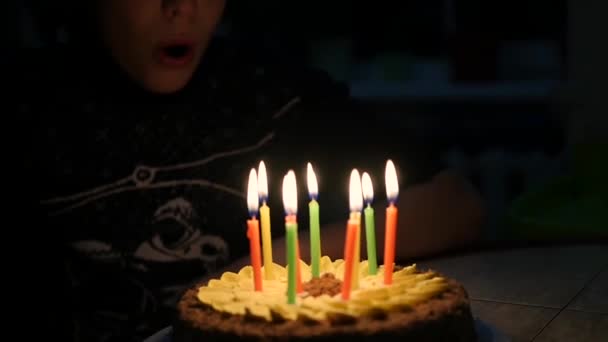 A gyermek fúj a gyertyákat a tortán a születésnap. 10 év — Stock videók