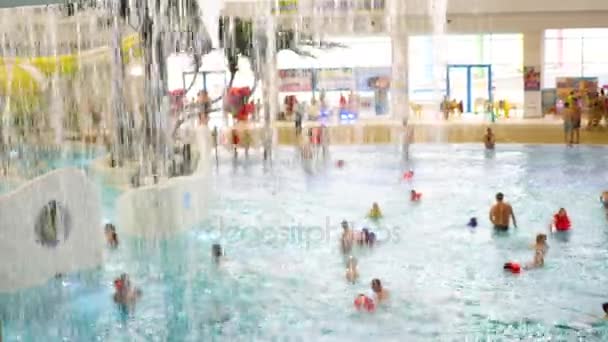 НОВОСИБИРСК, РОССИЯ - 02 ноября 2017: Люди отдыхают и веселятся в аквапарке на аттракционах — стоковое видео