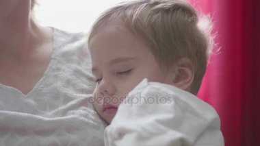 Annem el üstünde uyumak küçük bir çocuk. Hassasiyet ve çocuk bakım.