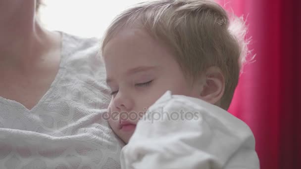 Un petit enfant dormant sur les mains de maman. La tendresse et le soin des enfants . — Video