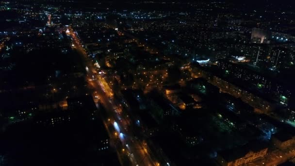 As luzes da cidade à noite. Estrada nocturna. Tiro de alturas com drone — Vídeo de Stock