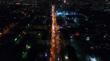 Gece şehir ışıkları. Gece şehir yol. Yükseklikleri drone ile çekim