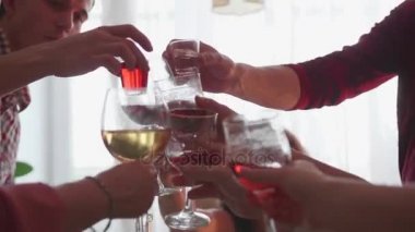Konuklar tatil tost için kendi gözlük yükseltmek. Tablo içecek alkollü içecekler, arkadaş grubu. Gözlük gülümsemek