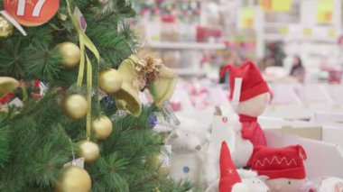 Noel oyuncaklar ve Noel ağaçları Noel'e kadar satışı. İnsanlar süpermarkette yılbaşından önce alışveriş vardır. Sevdikleriniz için Noel hediyeleri. Noel oyuncaklar.