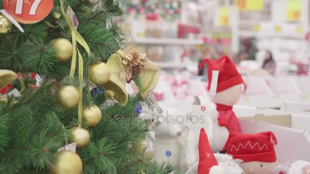 Vánoční prodej hraček a vánoční stromky až do Vánoc. Lidé v supermarketu jsou nákupy před novým rokem. Vánoční dárky pro blízké. Vánoční hračky. — Stock video