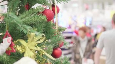 Novosibirsk, Rusya Federasyonu - Kasım 25,2017: oyuncak satışı ve Noel ağaçları xmas kadar. İnsanlar süpermarkette yılbaşından önce alışveriş vardır. Sevdikleriniz için Noel hediyeleri.