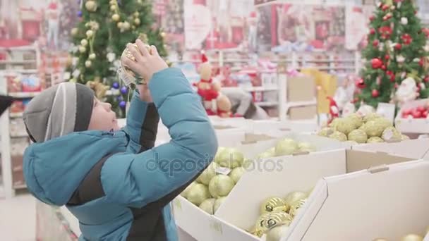Νοβοσιμπίρσκ, Ρωσική Ομοσπονδία - Νοέμβριος 25,2017: πώληση παιχνιδιών και χριστουγεννιάτικα δέντρα μέχρι τα Χριστούγεννα. Άνθρωποι στο σούπερ μάρκετ είναι ψώνια πριν το νέο έτος. Χριστουγεννιάτικα δώρα για τους αγαπημένους αυτούς. — Αρχείο Βίντεο