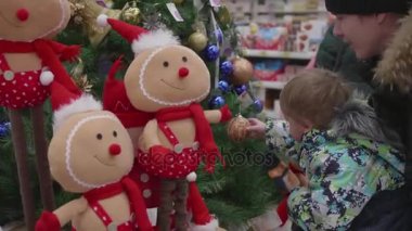 Oyuncaklar ve Noel ağaçları xmas kadar satışı. İnsanlar süpermarkette yılbaşından önce alışveriş vardır. Sevdikleriniz için Noel hediyeleri.