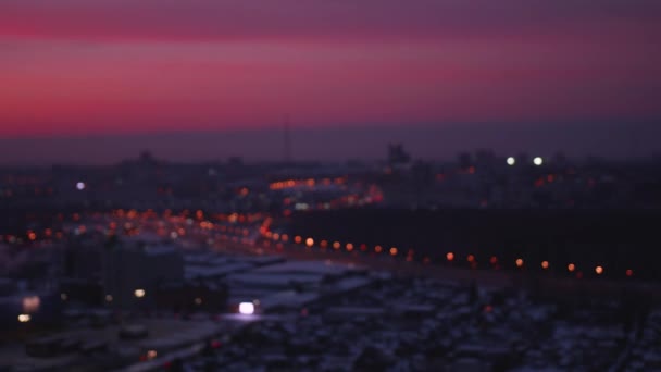 La città si illumina di notte. Sparare dall'alto con il drone — Video Stock