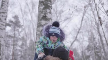Küçük oğlu ile parkta oynayan genç baba. Bebeğin başını yüksek fırlatır. Temiz havada aktif spor