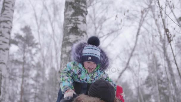 Fiatal apa, a fia a parkban játszó. Lök a baba feje felett. A friss levegő aktív játékok — Stock videók