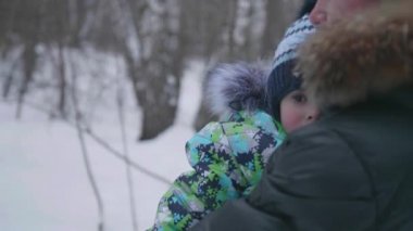 Genç bir baba çocuğunu onun kollarında tutar. Hassasiyet ve sevgili babam kucaklama.