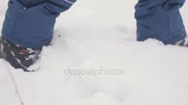 ayak closeup derin kar üzerinden geliyor. Temiz havada yürüyüş