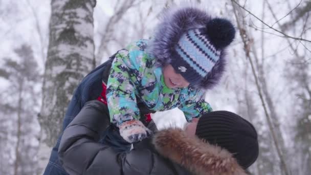 Giovane padre che gioca nel parco con il suo giovane figlio. Tossisce il bambino sopra la testa. Giochi attivi all'aria aperta — Video Stock